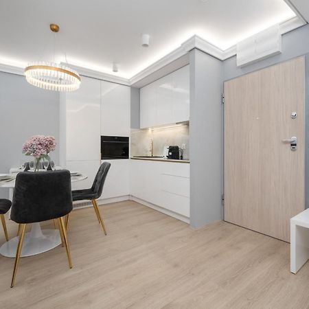 Elegant Apartment With Balcony By The Oder River In Wroclaw By Renters Prestige Dış mekan fotoğraf