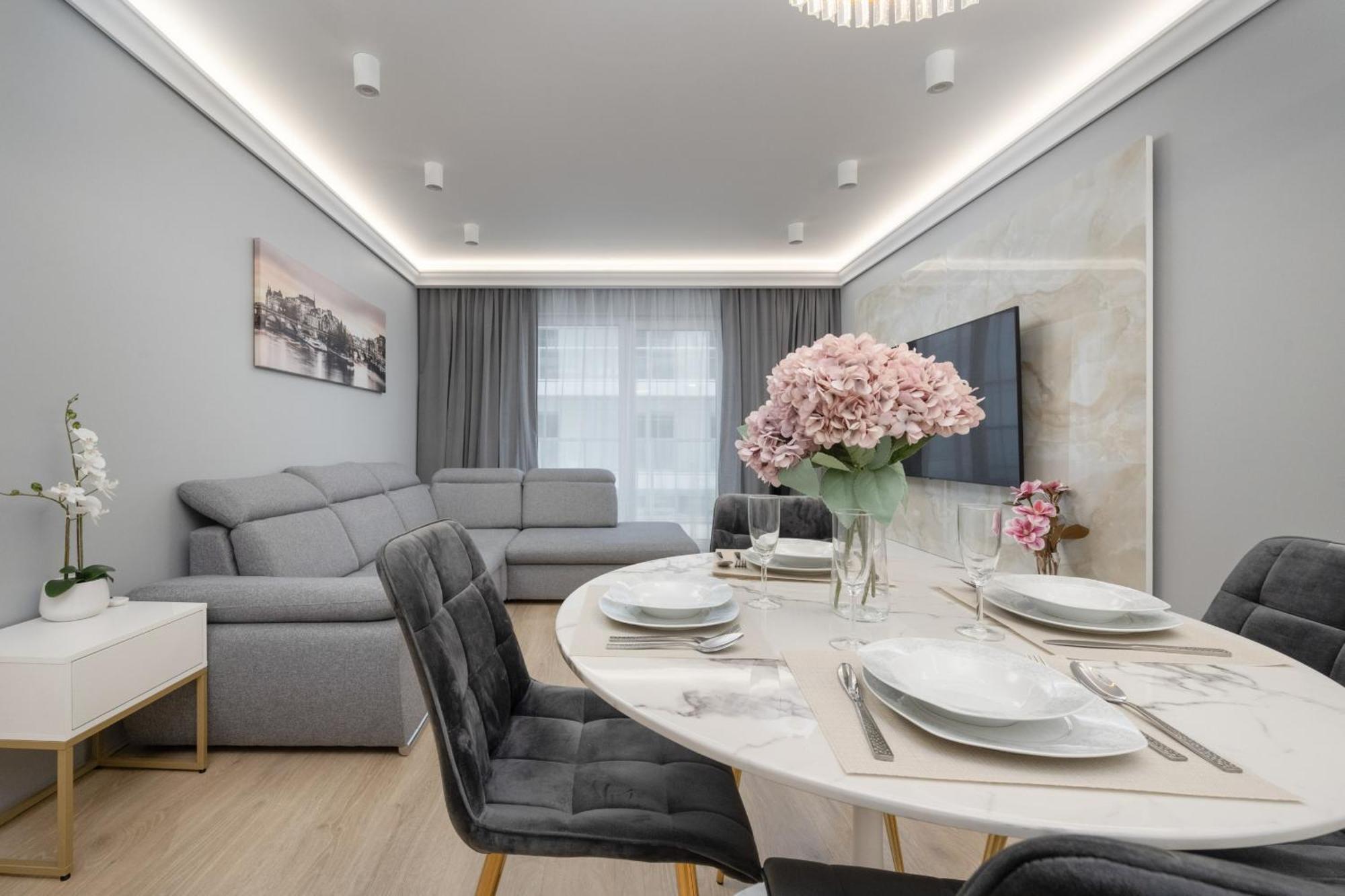Elegant Apartment With Balcony By The Oder River In Wroclaw By Renters Prestige Dış mekan fotoğraf