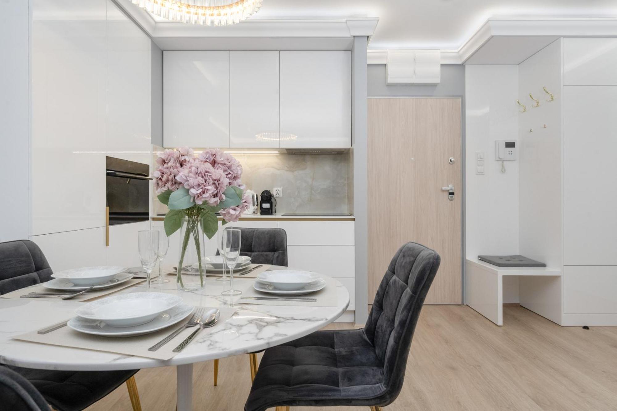Elegant Apartment With Balcony By The Oder River In Wroclaw By Renters Prestige Dış mekan fotoğraf